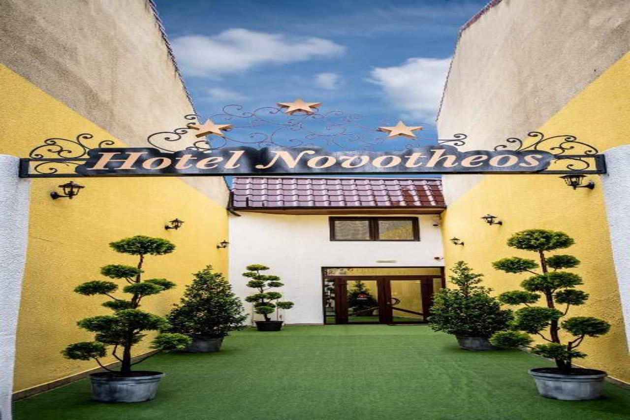 Hotel Novotheos Oradea Exterior foto
